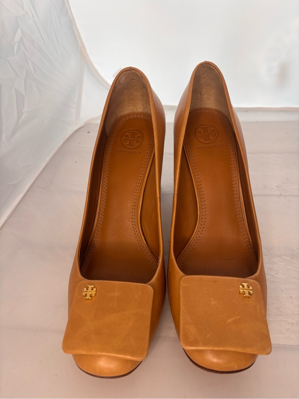 Tory Burch tan Yardley Leather square Toe Pumps w/ Gold Logo size 10 M